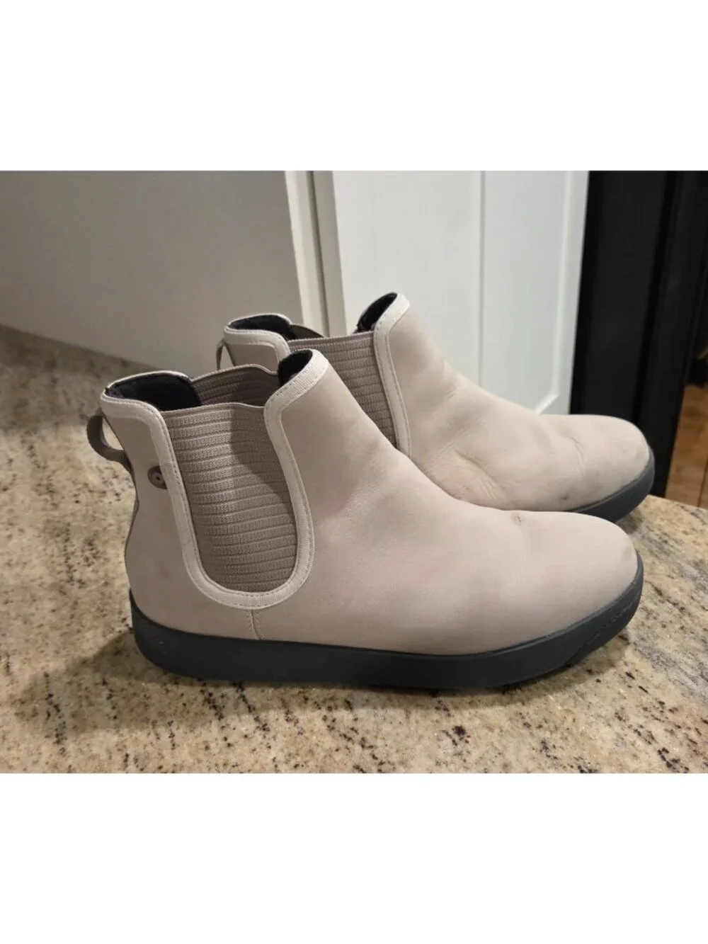 Bogs Kicker Chelsea Boot Women Size 9 Oatmeal Beige Leather Booties 72777-279